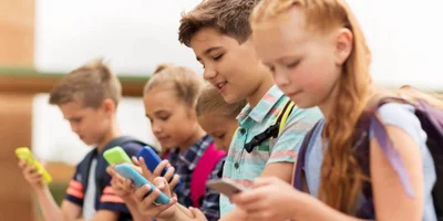 Школьникам могут запретить пользоваться смартфонами